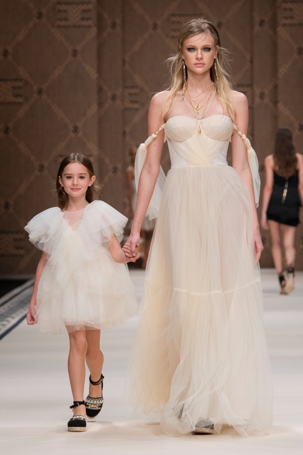 مجموعة Elisabetta Franchi لربيع 2023 تأخذنا برحلة حتى لو في الخيال 