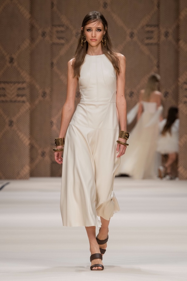 مجموعة Elisabetta Franchi لربيع 2023 تأخذنا برحلة حتى لو في الخيال 