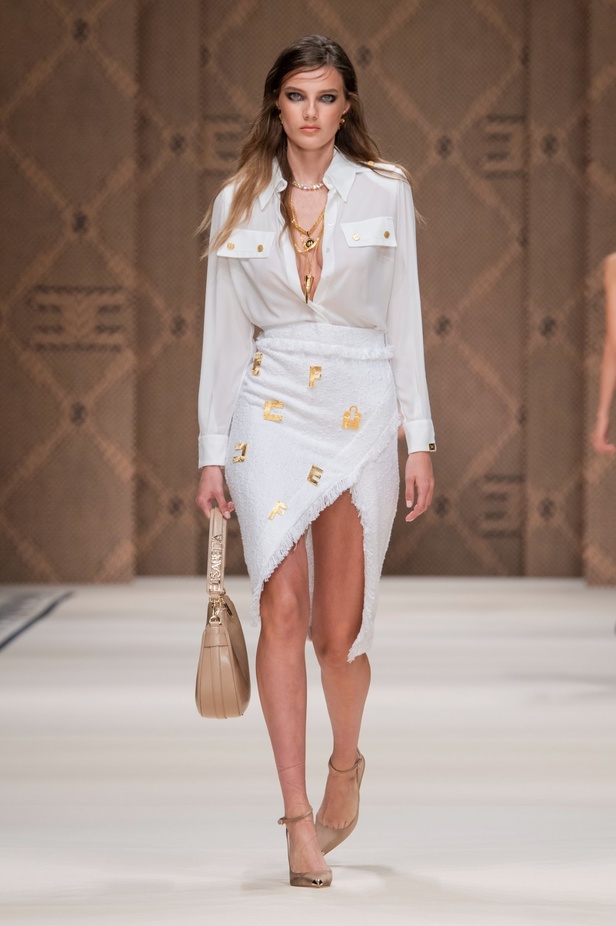 مجموعة Elisabetta Franchi لربيع 2023 تأخذنا برحلة حتى لو في الخيال 