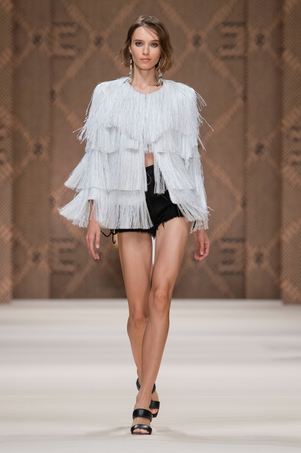 مجموعة Elisabetta Franchi لربيع 2023 تأخذنا برحلة حتى لو في الخيال 