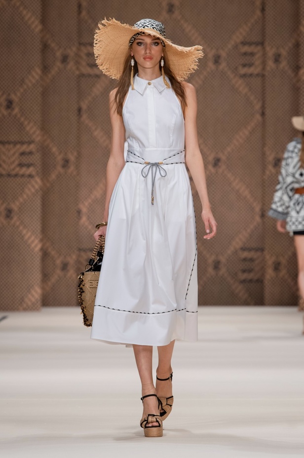 مجموعة Elisabetta Franchi لربيع 2023 تأخذنا برحلة حتى لو في الخيال 