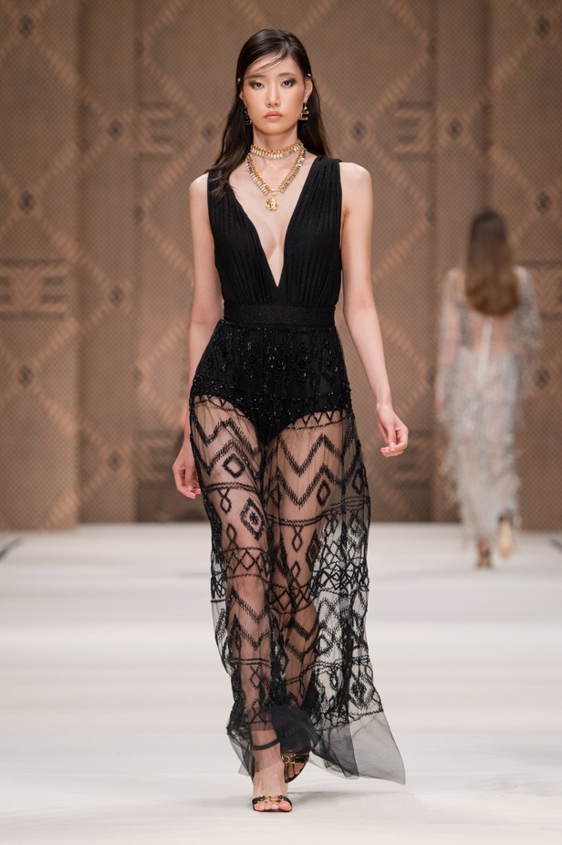 مجموعة Elisabetta Franchi لربيع 2023 تأخذنا برحلة حتى لو في الخيال 