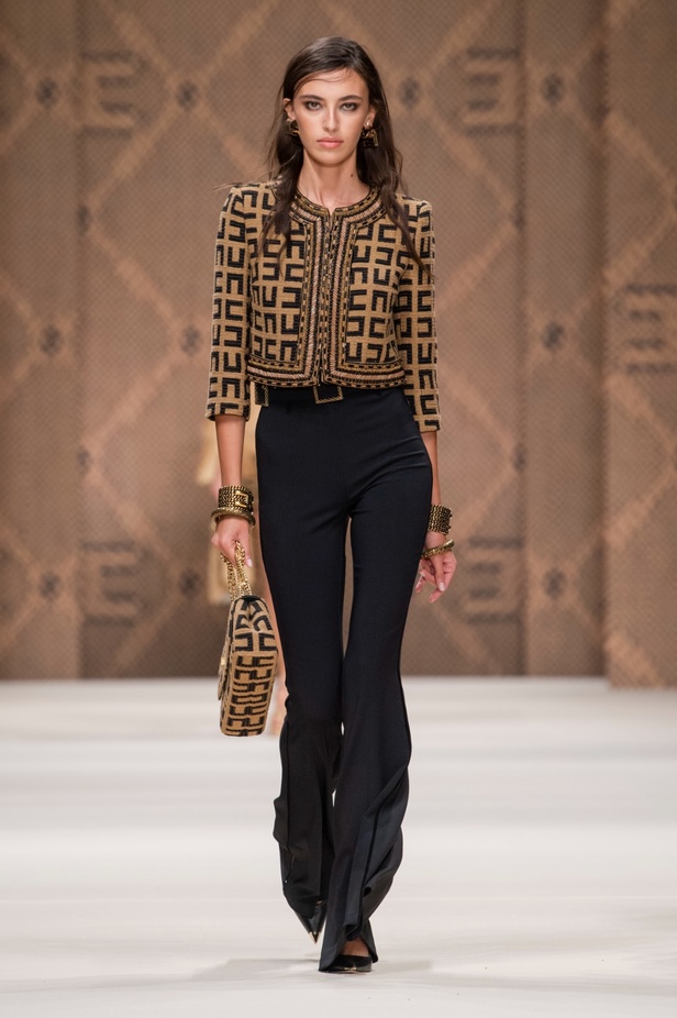 مجموعة Elisabetta Franchi لربيع 2023 تأخذنا برحلة حتى لو في الخيال 