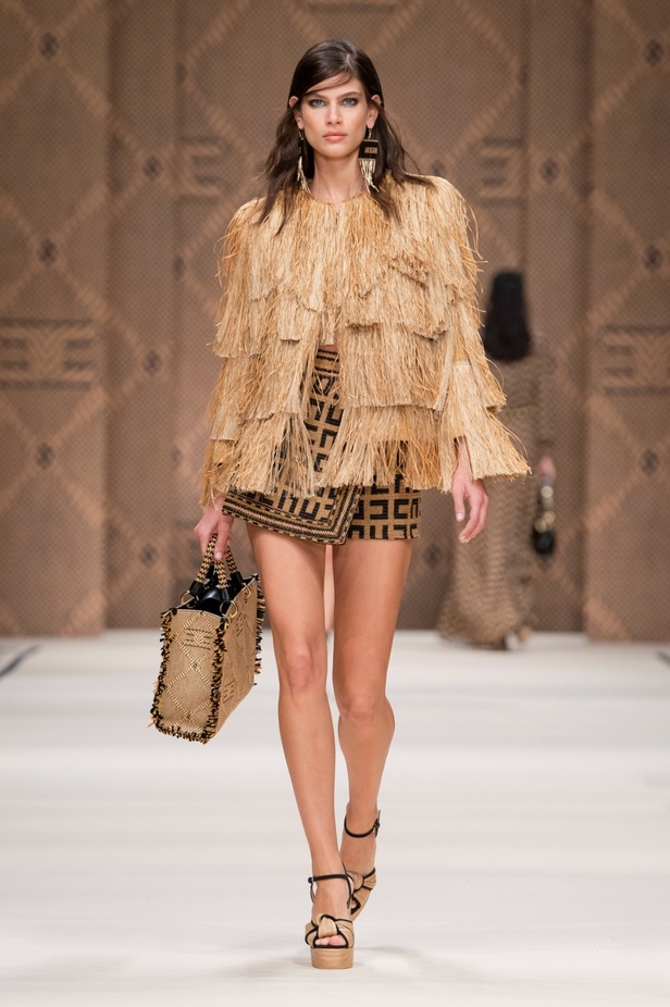 مجموعة Elisabetta Franchi لربيع 2023 تأخذنا برحلة حتى لو في الخيال 