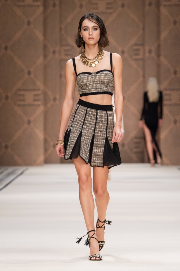 مجموعة Elisabetta Franchi لربيع 2023 تأخذنا برحلة حتى لو في الخيال 