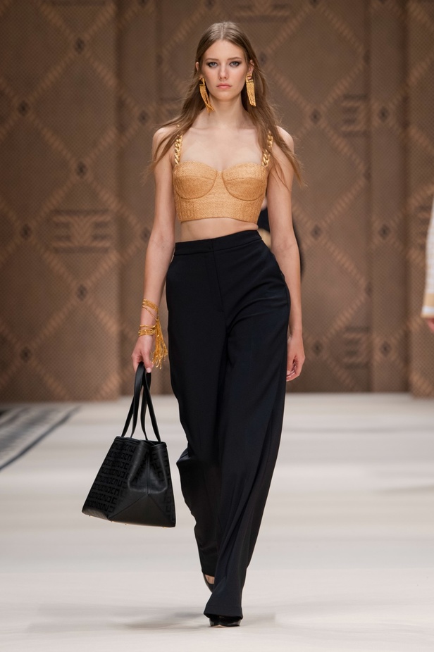 مجموعة Elisabetta Franchi لربيع 2023 تأخذنا برحلة حتى لو في الخيال 