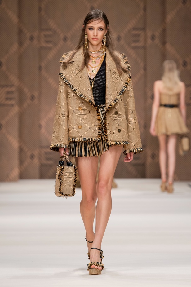 مجموعة Elisabetta Franchi لربيع 2023 تأخذنا برحلة حتى لو في الخيال 