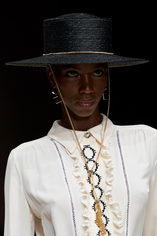 مجموعة Elisabetta Franchi لربيع 2023 تأخذنا برحلة حتى لو في الخيال 