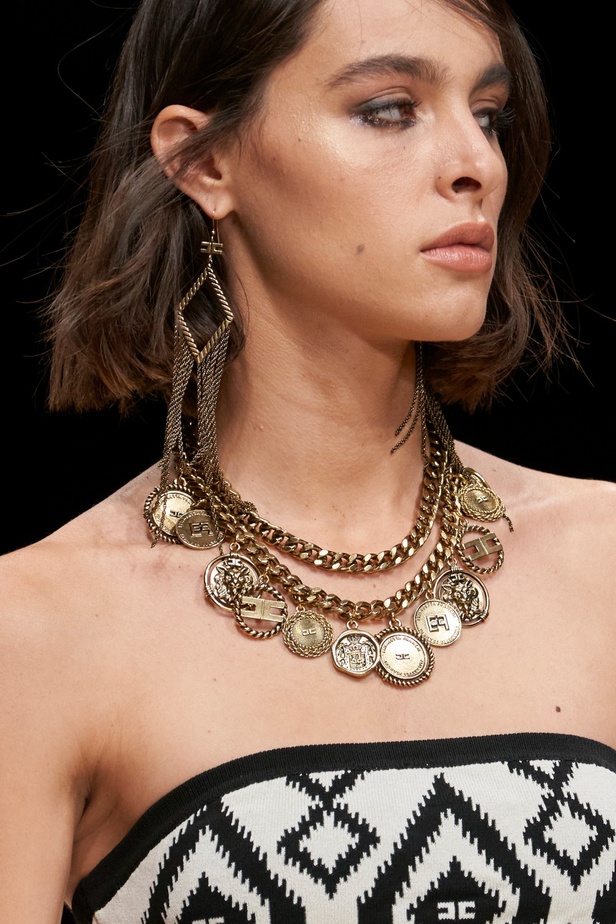 مجموعة Elisabetta Franchi لربيع 2023 تأخذنا برحلة حتى لو في الخيال 