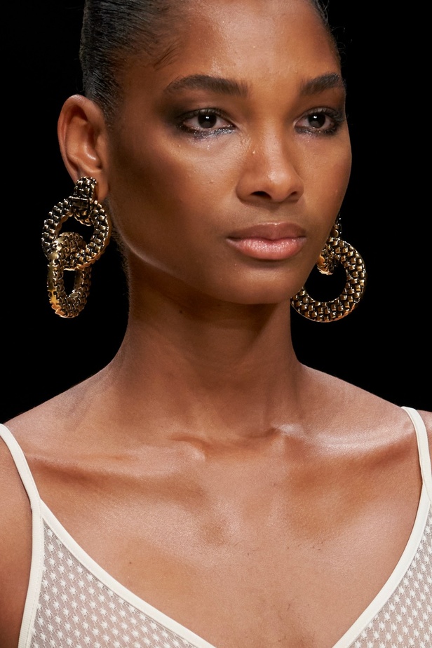 مجموعة Elisabetta Franchi لربيع 2023 تأخذنا برحلة حتى لو في الخيال 