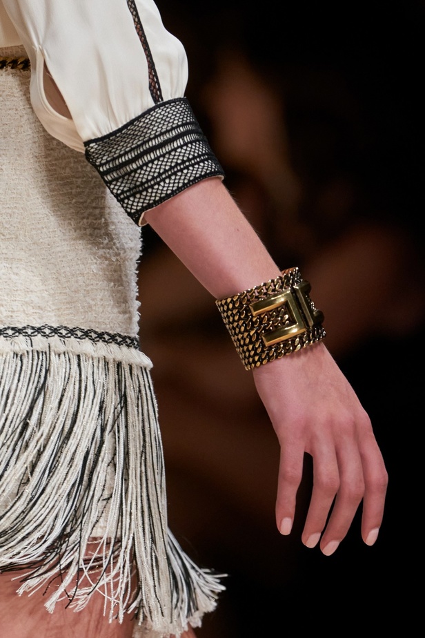 مجموعة Elisabetta Franchi لربيع 2023 تأخذنا برحلة حتى لو في الخيال 