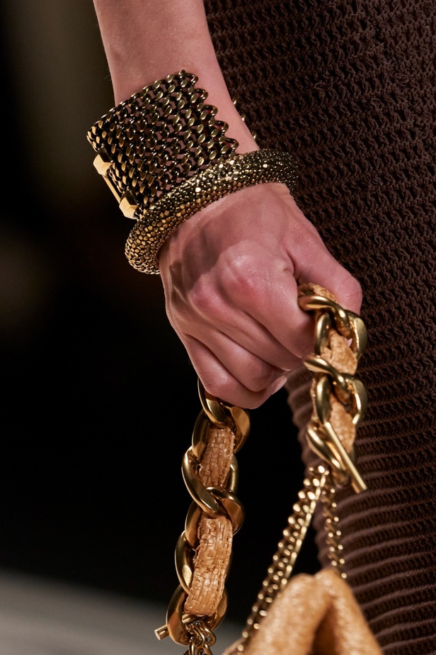 مجموعة Elisabetta Franchi لربيع 2023 تأخذنا برحلة حتى لو في الخيال 