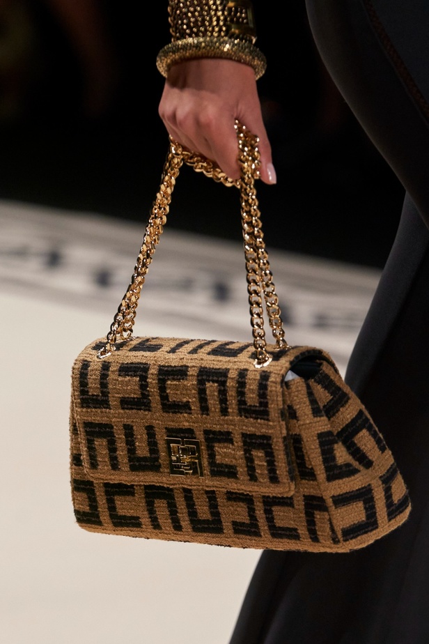 مجموعة Elisabetta Franchi لربيع 2023 تأخذنا برحلة حتى لو في الخيال 