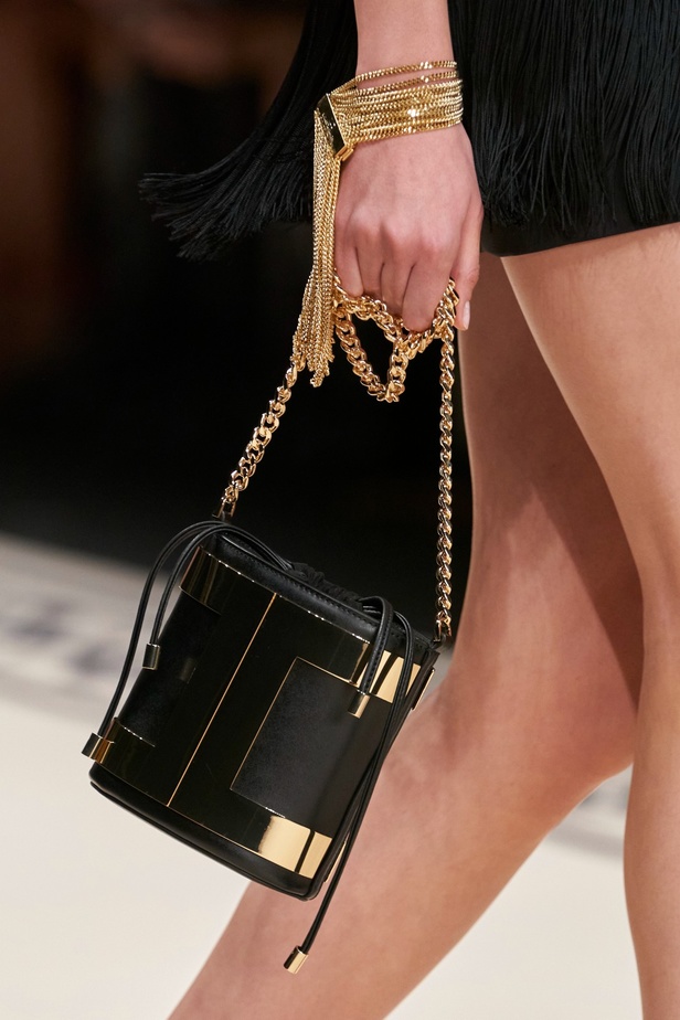 مجموعة Elisabetta Franchi لربيع 2023 تأخذنا برحلة حتى لو في الخيال 