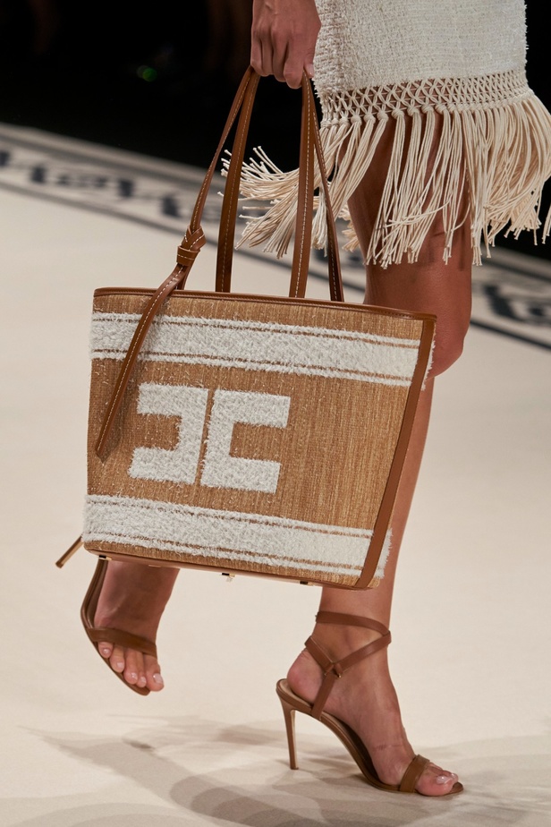 مجموعة Elisabetta Franchi لربيع 2023 تأخذنا برحلة حتى لو في الخيال 