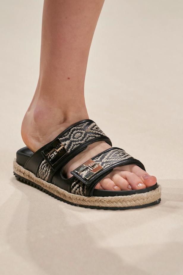 مجموعة Elisabetta Franchi لربيع 2023 تأخذنا برحلة حتى لو في الخيال 