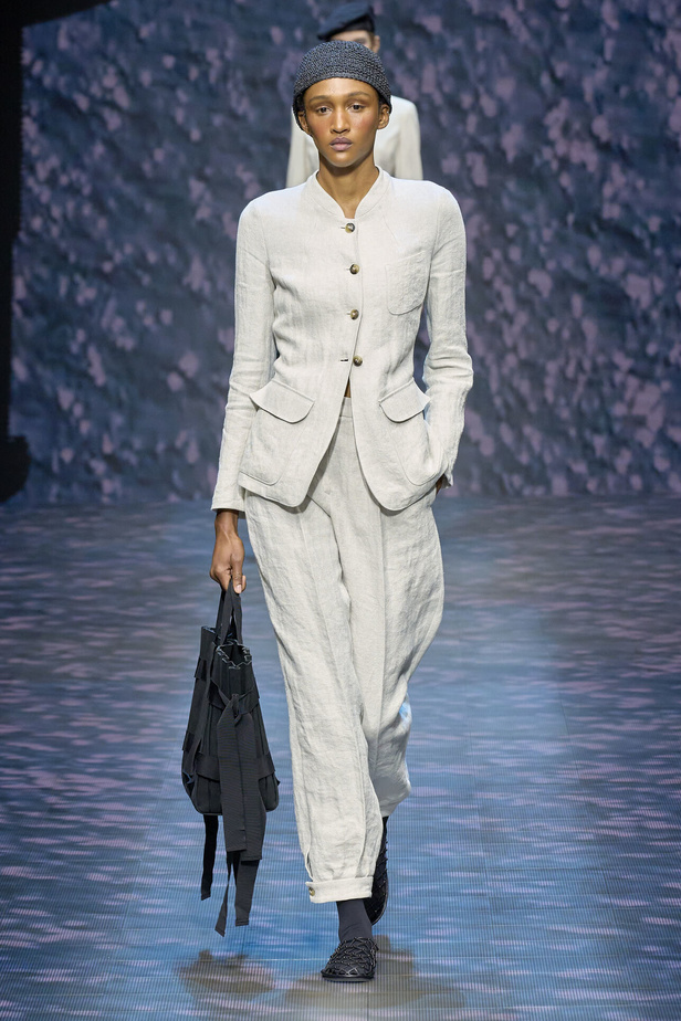 عرض أزياء أمبوريو أرماني لربيع وصيف 2023.. صيحات كلاسيكية وقطع كاجوال