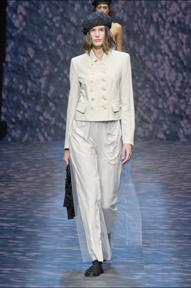 عرض أزياء أمبوريو أرماني لربيع وصيف 2023.. صيحات كلاسيكية وقطع كاجوال