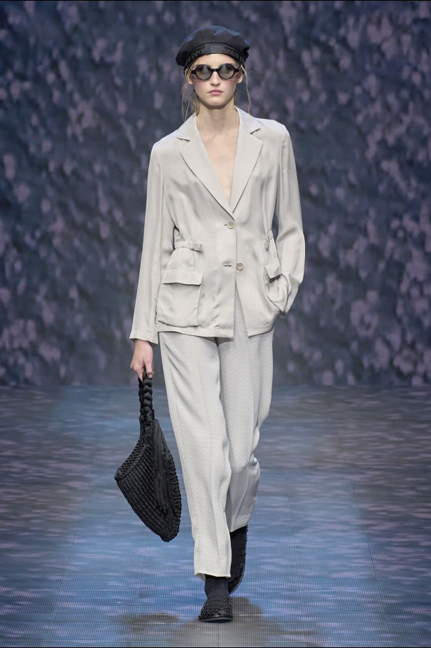 عرض أزياء أمبوريو أرماني لربيع وصيف 2023.. صيحات كلاسيكية وقطع كاجوال