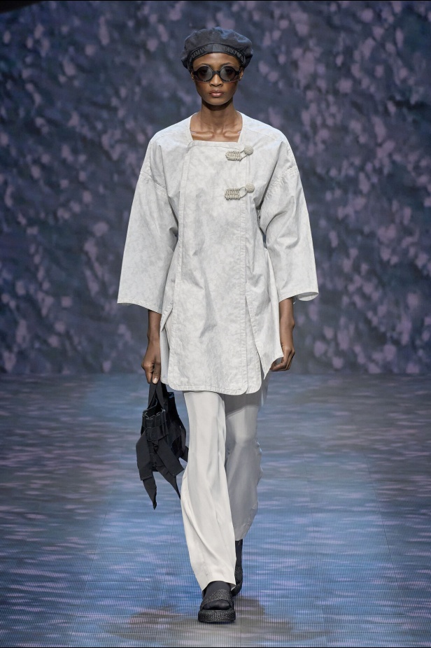 عرض أزياء أمبوريو أرماني لربيع وصيف 2023.. صيحات كلاسيكية وقطع كاجوال