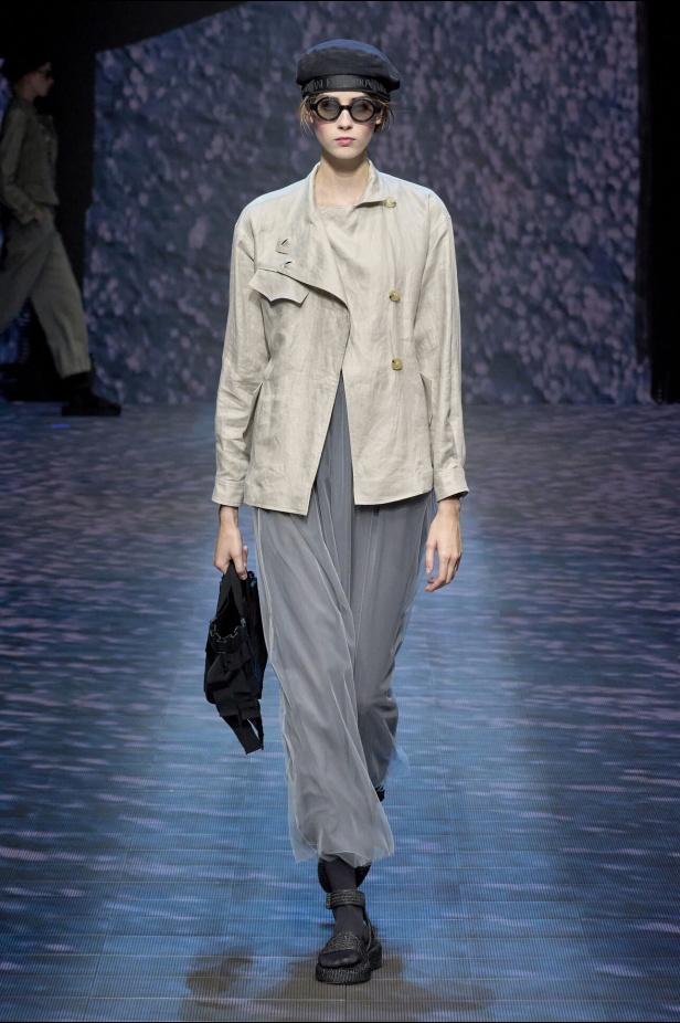 عرض أزياء أمبوريو أرماني لربيع وصيف 2023.. صيحات كلاسيكية وقطع كاجوال