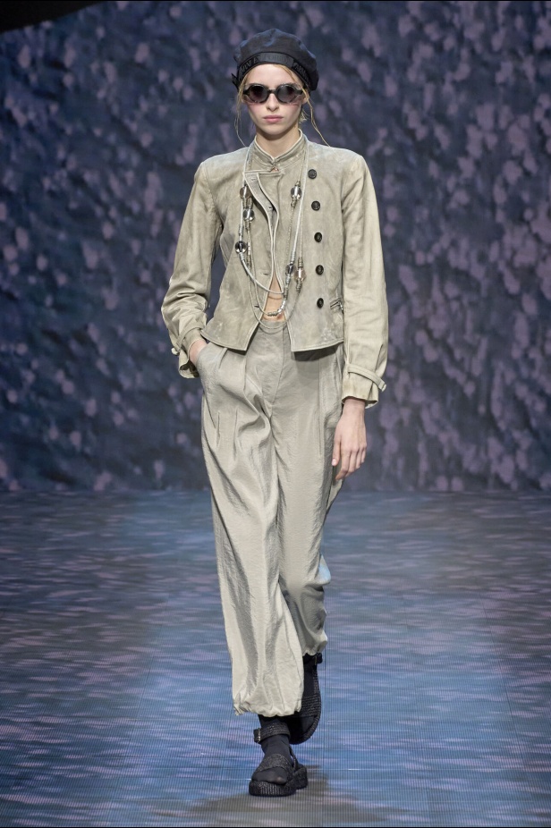 عرض أزياء أمبوريو أرماني لربيع وصيف 2023.. صيحات كلاسيكية وقطع كاجوال