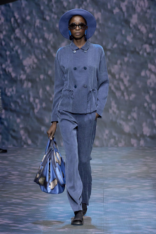 عرض أزياء أمبوريو أرماني لربيع وصيف 2023.. صيحات كلاسيكية وقطع كاجوال