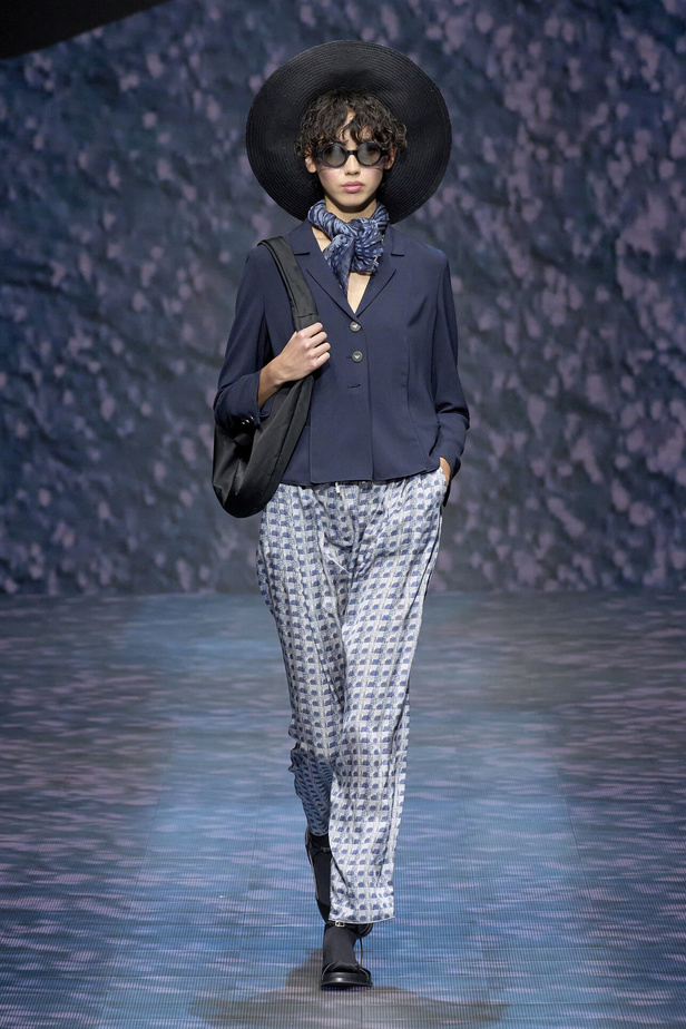 عرض أزياء أمبوريو أرماني لربيع وصيف 2023.. صيحات كلاسيكية وقطع كاجوال