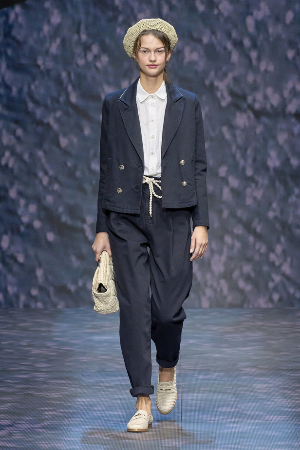 عرض أزياء أمبوريو أرماني لربيع وصيف 2023.. صيحات كلاسيكية وقطع كاجوال