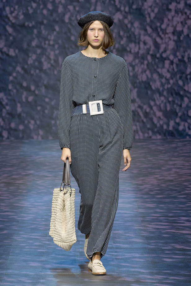 عرض أزياء أمبوريو أرماني لربيع وصيف 2023.. صيحات كلاسيكية وقطع كاجوال