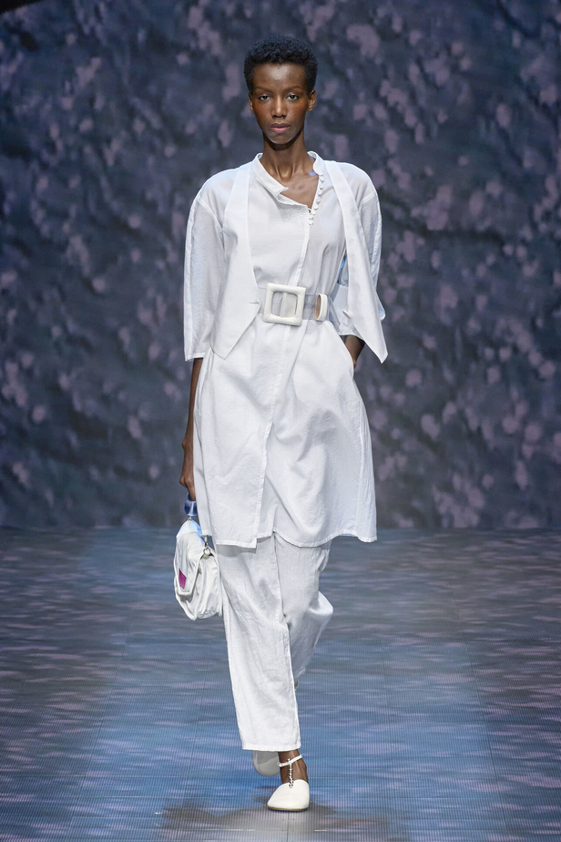 عرض أزياء أمبوريو أرماني لربيع وصيف 2023.. صيحات كلاسيكية وقطع كاجوال