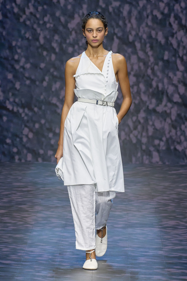 عرض أزياء أمبوريو أرماني لربيع وصيف 2023.. صيحات كلاسيكية وقطع كاجوال