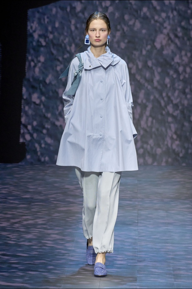 عرض أزياء أمبوريو أرماني لربيع وصيف 2023.. صيحات كلاسيكية وقطع كاجوال