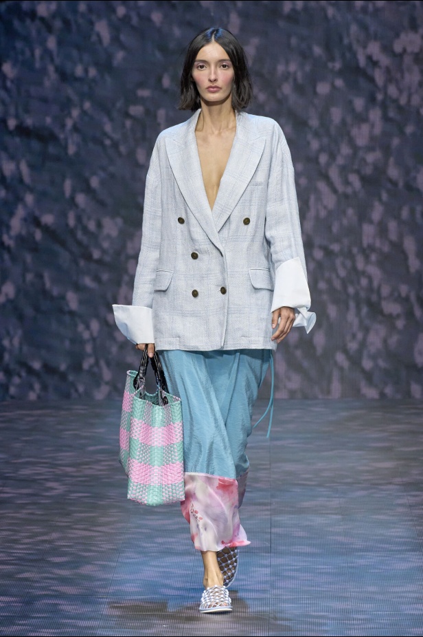 عرض أزياء أمبوريو أرماني لربيع وصيف 2023.. صيحات كلاسيكية وقطع كاجوال