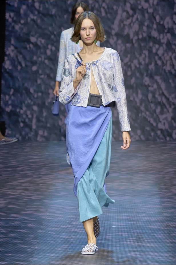 عرض أزياء أمبوريو أرماني لربيع وصيف 2023.. صيحات كلاسيكية وقطع كاجوال