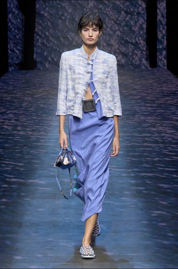 عرض أزياء أمبوريو أرماني لربيع وصيف 2023.. صيحات كلاسيكية وقطع كاجوال