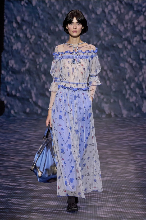 عرض أزياء أمبوريو أرماني لربيع وصيف 2023.. صيحات كلاسيكية وقطع كاجوال