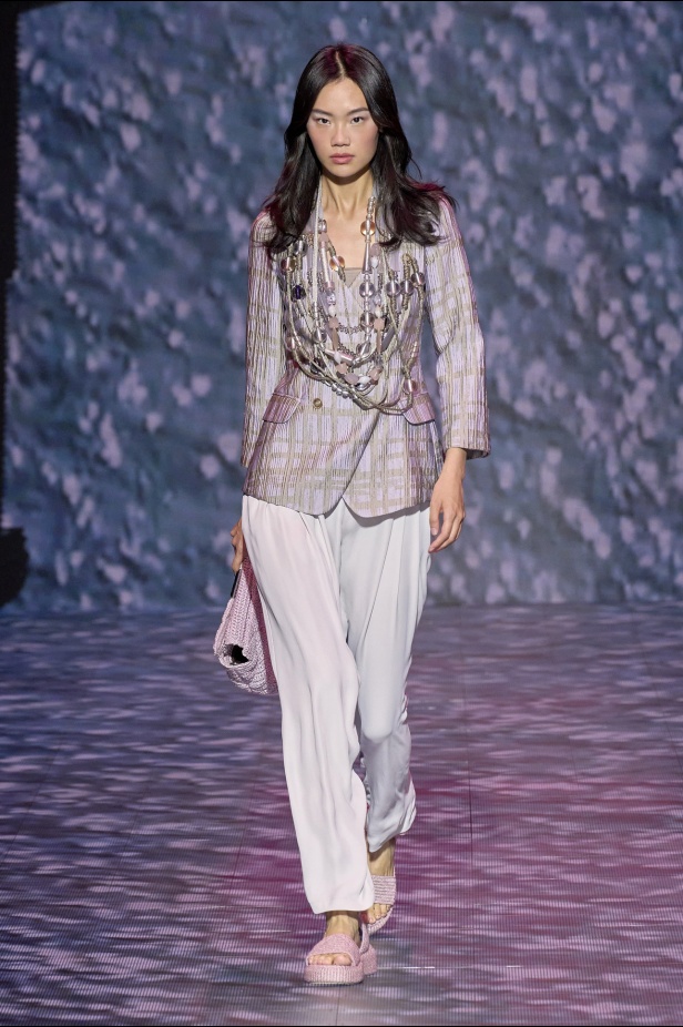 عرض أزياء أمبوريو أرماني لربيع وصيف 2023.. صيحات كلاسيكية وقطع كاجوال