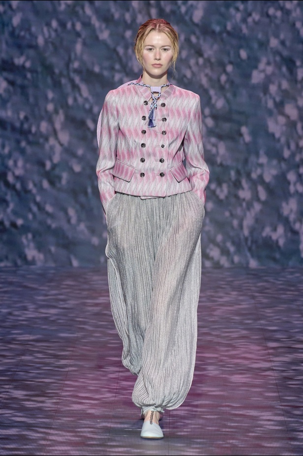 عرض أزياء أمبوريو أرماني لربيع وصيف 2023.. صيحات كلاسيكية وقطع كاجوال