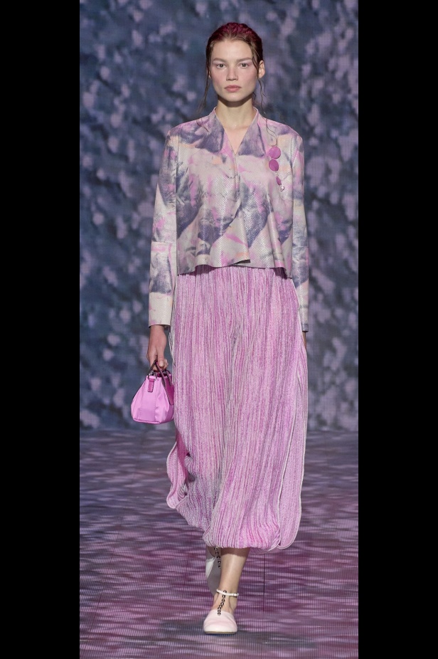 عرض أزياء أمبوريو أرماني لربيع وصيف 2023.. صيحات كلاسيكية وقطع كاجوال