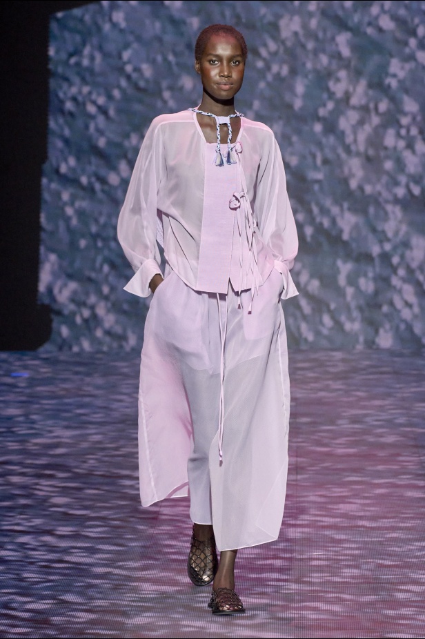 عرض أزياء أمبوريو أرماني لربيع وصيف 2023.. صيحات كلاسيكية وقطع كاجوال