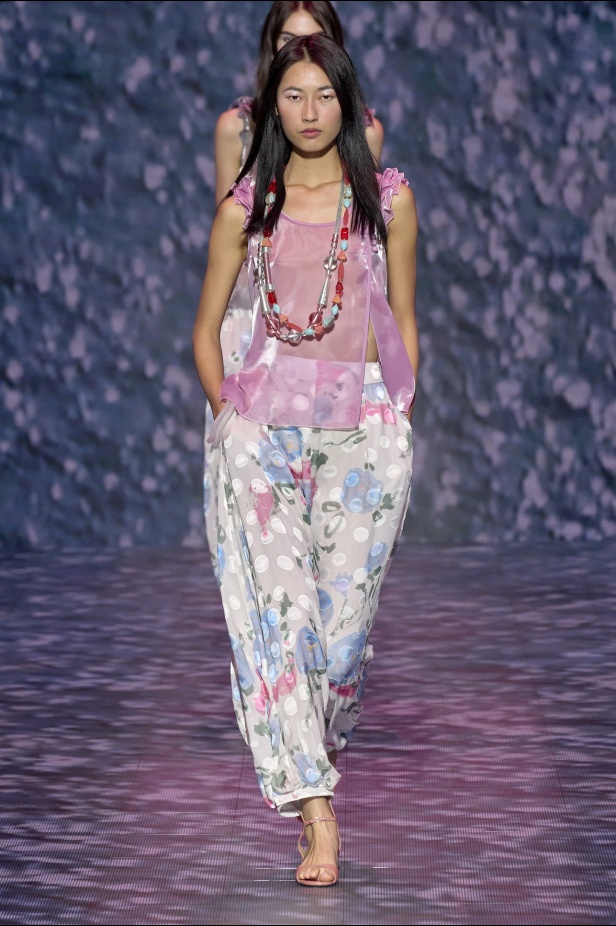 عرض أزياء أمبوريو أرماني لربيع وصيف 2023.. صيحات كلاسيكية وقطع كاجوال