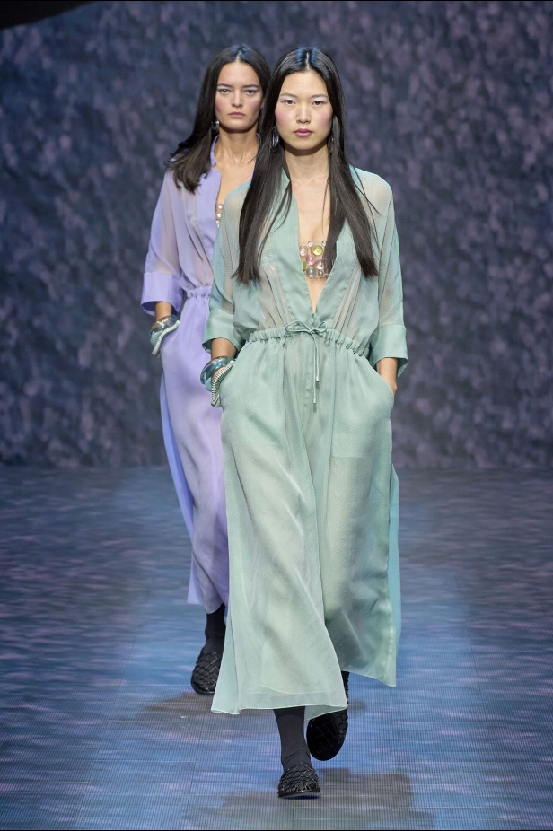 عرض أزياء أمبوريو أرماني لربيع وصيف 2023.. صيحات كلاسيكية وقطع كاجوال