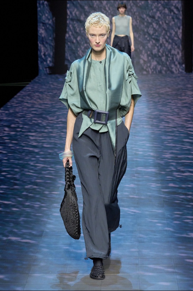 عرض أزياء أمبوريو أرماني لربيع وصيف 2023.. صيحات كلاسيكية وقطع كاجوال