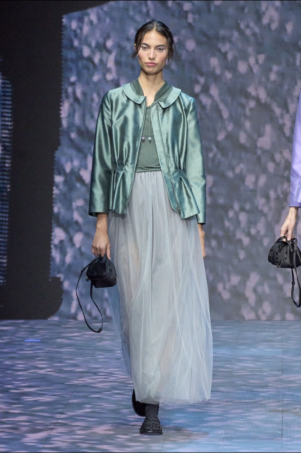 عرض أزياء أمبوريو أرماني لربيع وصيف 2023.. صيحات كلاسيكية وقطع كاجوال