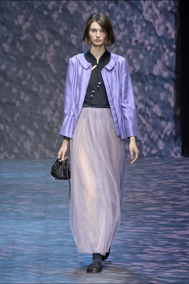 عرض أزياء أمبوريو أرماني لربيع وصيف 2023.. صيحات كلاسيكية وقطع كاجوال