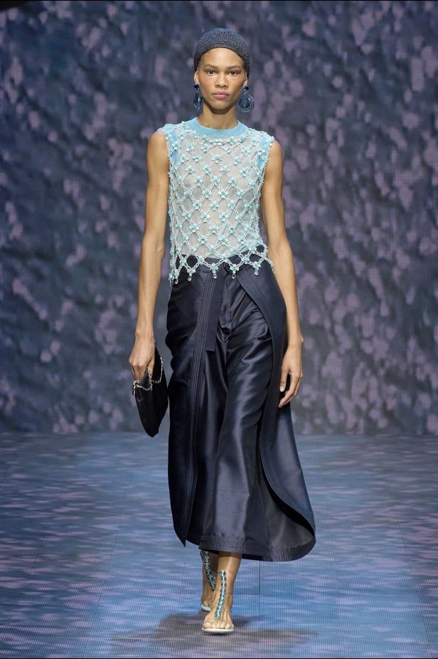 عرض أزياء أمبوريو أرماني لربيع وصيف 2023.. صيحات كلاسيكية وقطع كاجوال