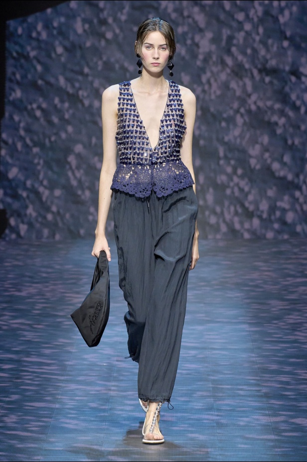 عرض أزياء أمبوريو أرماني لربيع وصيف 2023.. صيحات كلاسيكية وقطع كاجوال