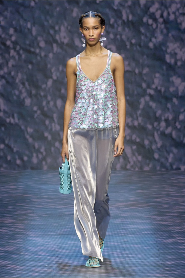 عرض أزياء أمبوريو أرماني لربيع وصيف 2023.. صيحات كلاسيكية وقطع كاجوال