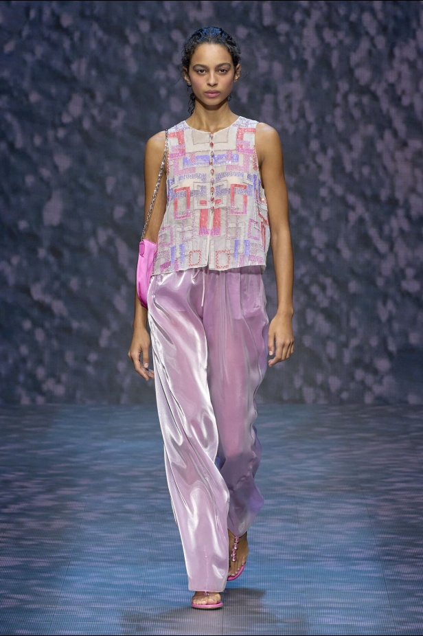 عرض أزياء أمبوريو أرماني لربيع وصيف 2023.. صيحات كلاسيكية وقطع كاجوال